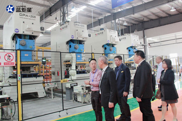 參觀“智能智造小鎮”