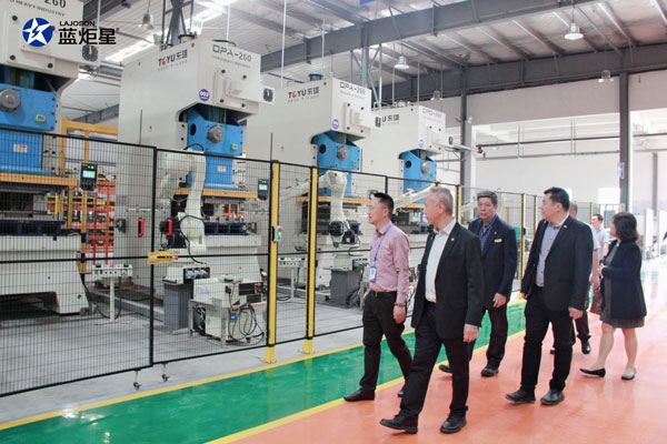 參觀“智能智造小鎮”