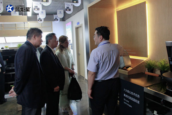 演示藍炬星集成灶大吸力