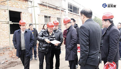 嵊州市委孫哲君書記、金毅副市長、市委辦、開發(fā)區(qū)、經信局主要負責人一行人到訪藍炬星集成灶智造小鎮(zhèn)調研指導