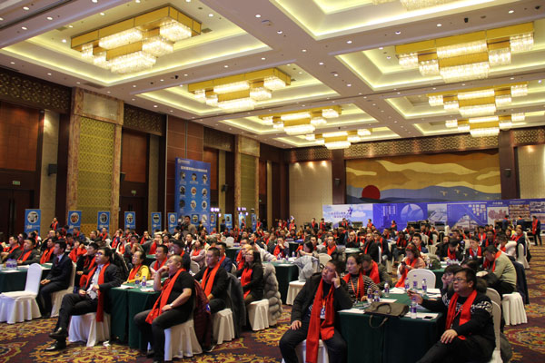 (貴賓們參觀藍炬星智能智造小鎮)