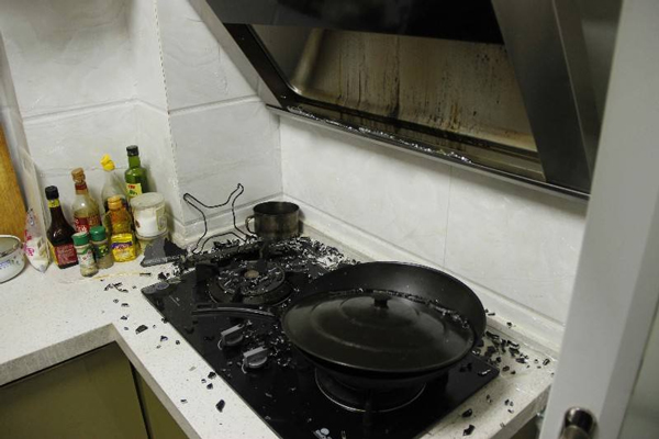 灶具超齡服役危害大，過期不換就是“隱形炸彈”