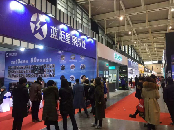 (藍炬星展會現場人頭攢動)