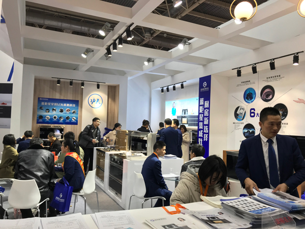 (藍(lán)炬星展會(huì)次日現(xiàn)場(chǎng))