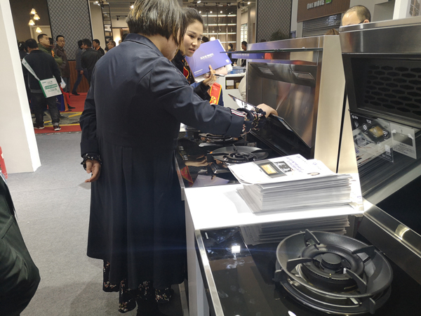 (觀展者對(duì)藍(lán)炬星產(chǎn)生濃厚興趣)