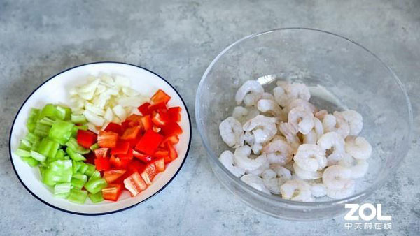 準(zhǔn)備配料：彩椒碎、蒜瓣和蝦仁