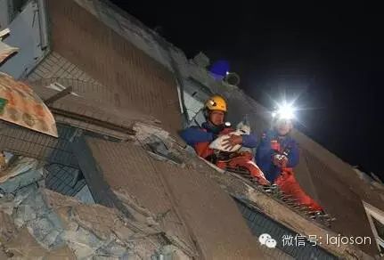 被困大樓，搜救人員進(jìn)行搜救