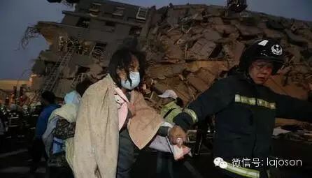 被困大樓，搜救人員進(jìn)行搜救