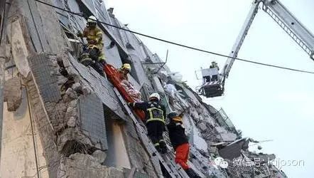 搜救地震受困人嬰兒