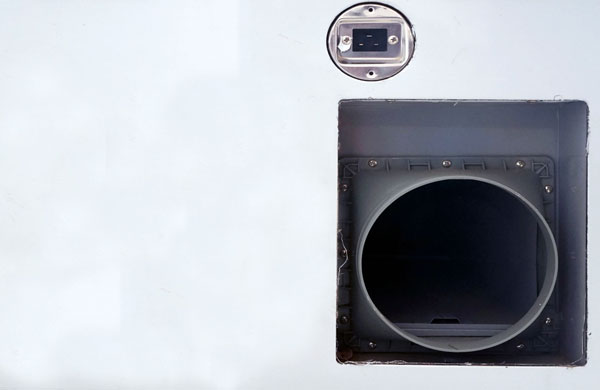 集成灶右側接煙管并插電