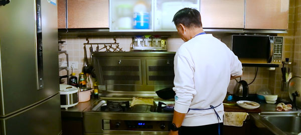 周女士丈夫下廚