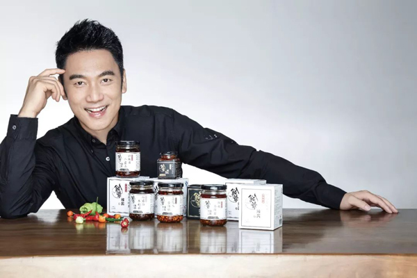 林依輪自己創(chuàng)立的辣醬品牌飯爺