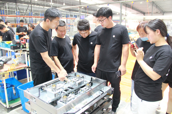 新晉經銷商走進藍炬星車間