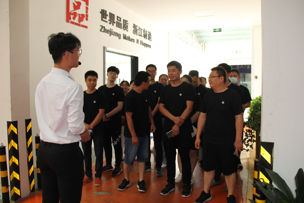 新晉經銷商們聚精會神,導師們寓教于樂