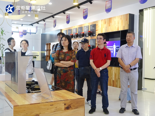 李正衛書記一行參觀藍炬星研發大樓智能體驗館