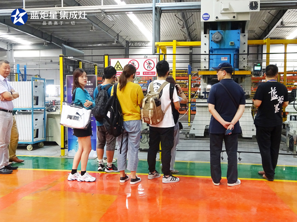 李正衛書記一行參觀藍炬星智能制造生產線