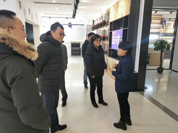 中國五金協(xié)會領(lǐng)導(dǎo)一行參觀了藍(lán)炬星集成灶體驗館