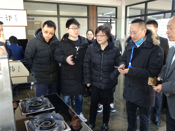 藍(lán)炬星市場中心馮總監(jiān)為協(xié)會領(lǐng)導(dǎo)們介紹了即將隆重上市的藍(lán)炬星AIOT智能集成灶