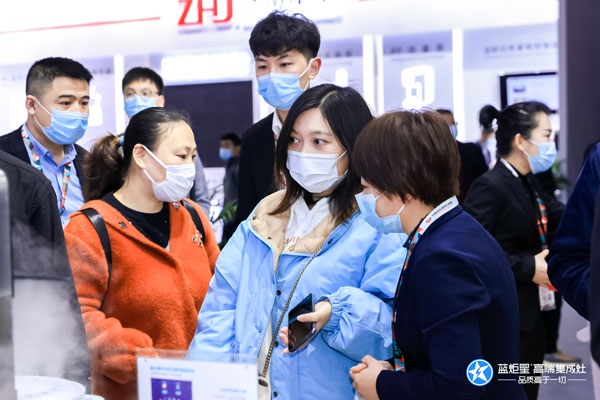 參展者紛紛踴躍實際操作