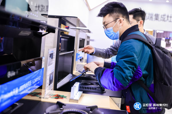 參戰人員試用藍炬星AIoT高端集成灶