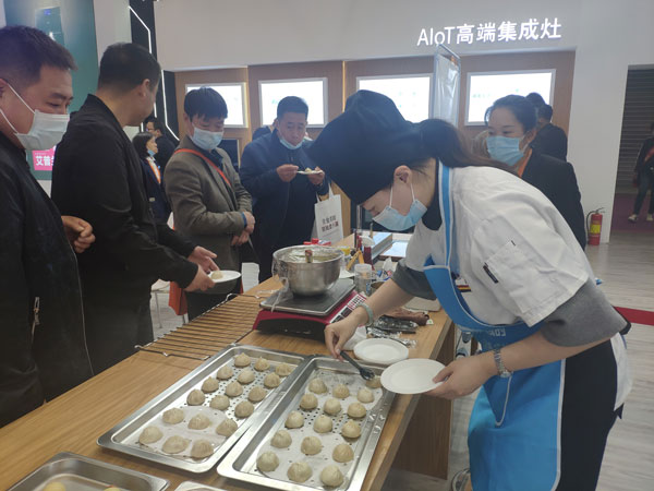 展會(huì)現(xiàn)場(chǎng)藍(lán)炬星為參展者準(zhǔn)備到訪小禮品