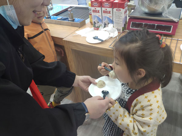 展會(huì)現(xiàn)場(chǎng)藍(lán)炬星為參展者準(zhǔn)備到訪小禮品