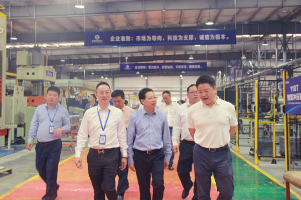 婁主任一行參觀藍炬星生產車間