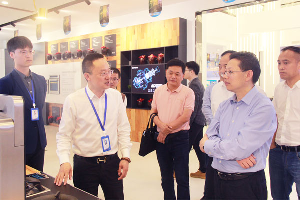 婁主任一行參觀藍炬星展廳