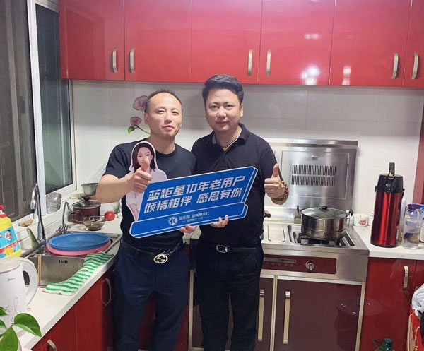 市場(chǎng)中心總監(jiān)馮元回訪藍(lán)炬星十年老用戶(hù)